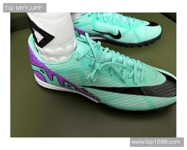 足球明星球员专属球鞋图片展示与解析让你领略运动时尚魅力