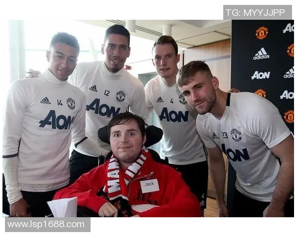 如何通过各种途径与足球明星面对面交流并获取签名和合影机会